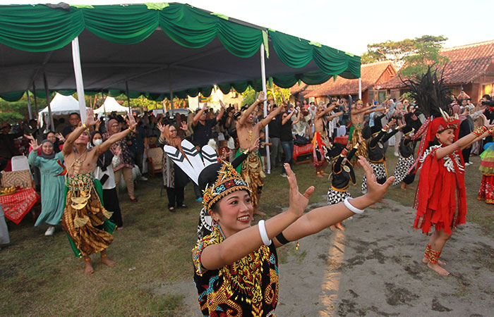 KOMPAK: Peserta mengikuti flashmob Festival Beda Setara "Indonesia Rumah Bersama" di Kampung Mataraman, Panggungharjo, Bantul Jumat&nbsp;(17/11). GUNTUR AGA TIRTANA/RADAR JOGJA