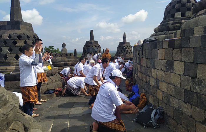 BERDOA: Para umat Buddha tengah memanjatkan doa di puncak Candi Borobudur, Jumat (17/11).&nbsp;Kegiatan dharmayatra ini dilakukan oleh DPD Walubi DKI Jakarta.ISTIMEWA&nbsp;