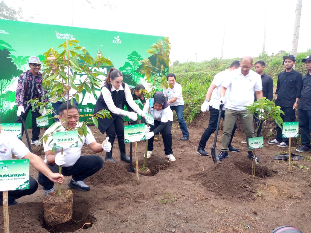 Dirut PT Telkom Indonesia Ririek Ardiansyah bersama Chelsea Islan saat melakukan penanaman pohon di Kalurahan Girikerto Turi Kamis (16/11).
