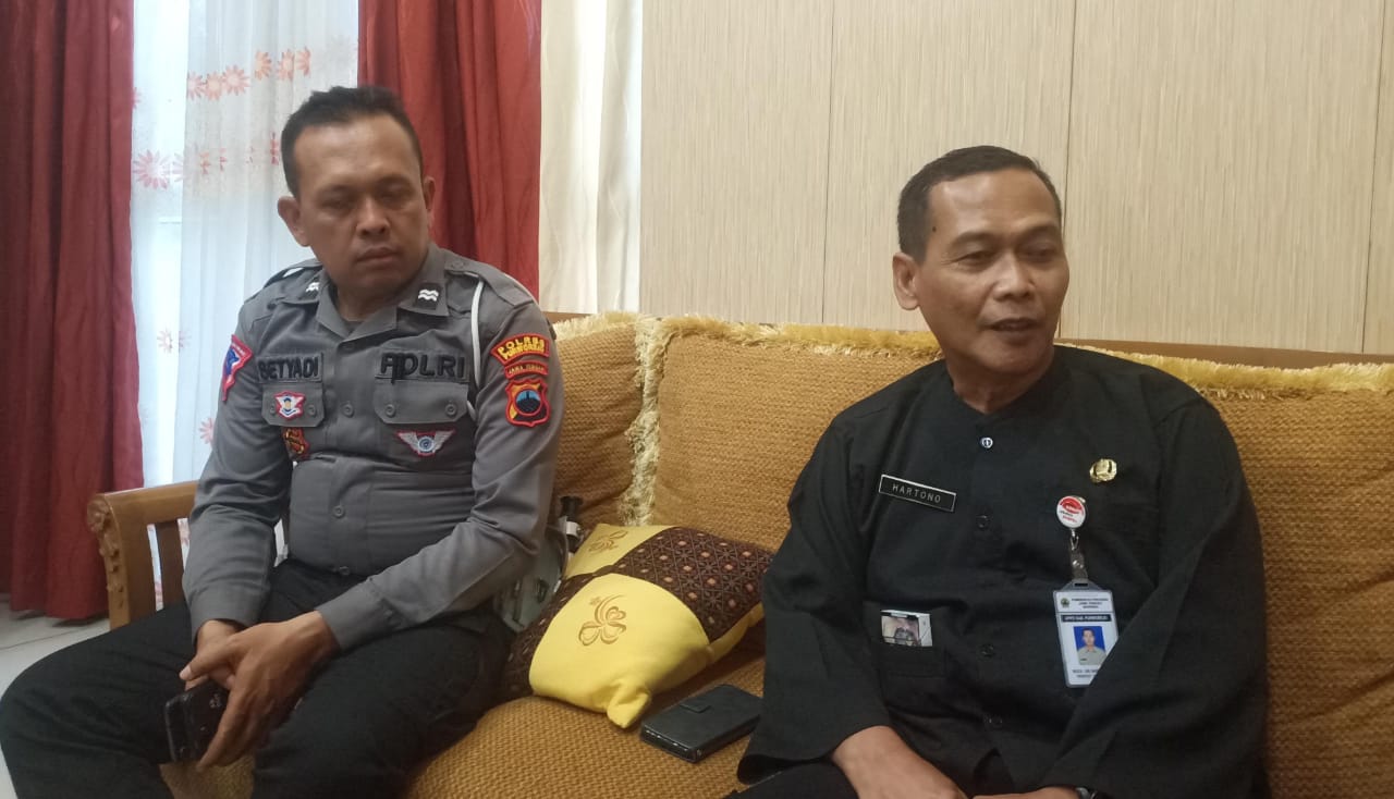 OPTIMISTIS: Kepala UPPD Samsat Kabupaten Purworejo Mochammad Sri Hartono (kanan) ditemani Baur STNK Satlantas Polres Purworejo Aiptu Setyadi Laksono.