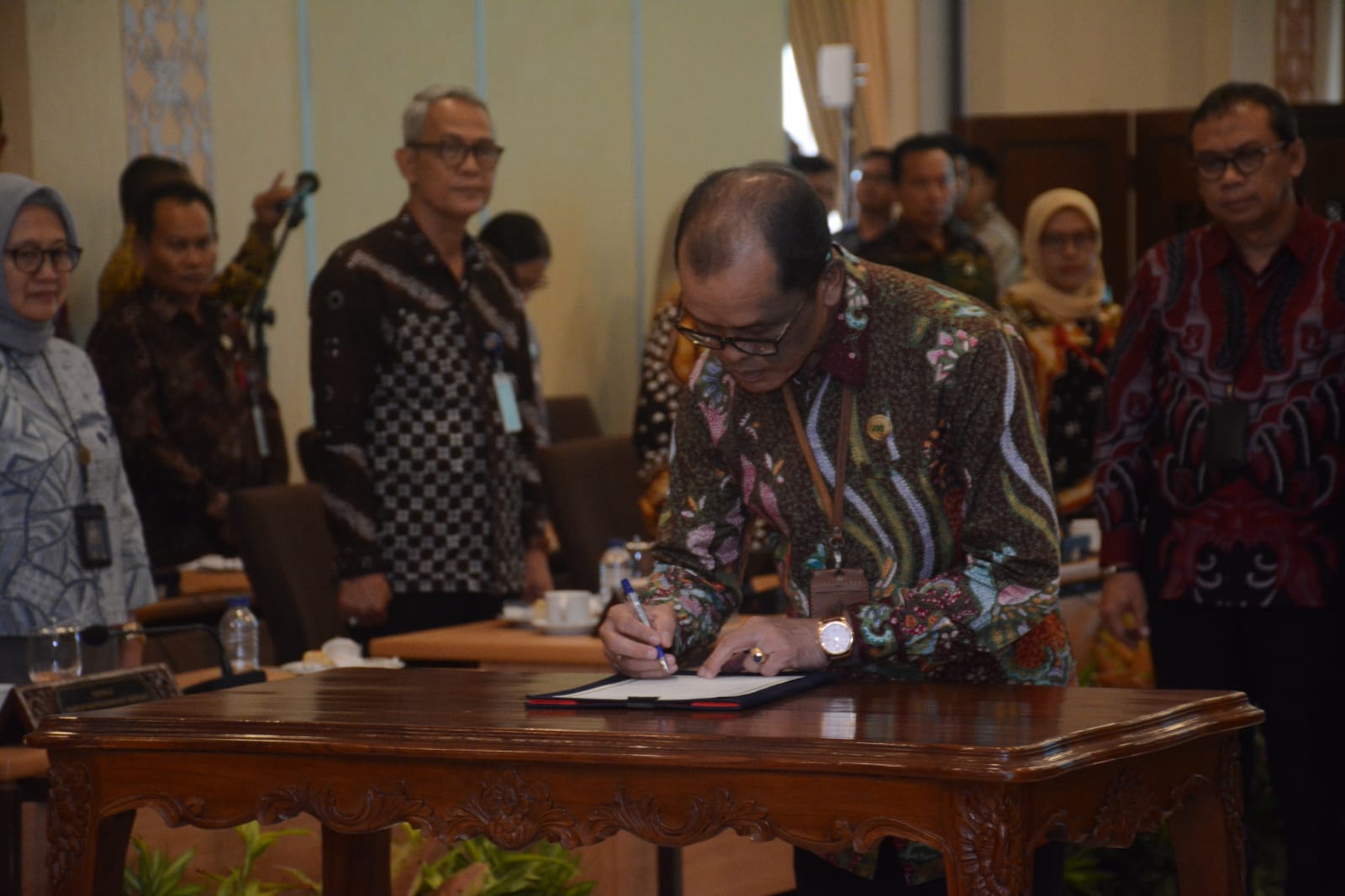 TAK BERPIHAK: Sekprov DIY Beny Suharsono menandatangani pakta integritas netralitas ASN terhadap Pemilu 2024. (Humas Jogja/Radar Jogja)