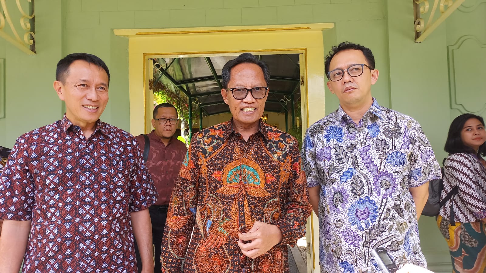 TOTALITAS: Perwakilan Kemenkopolhukam RI usai beraudiensi dengan Gubernur DIY Hamengku Buwono X di Kompleks Kepatihan Jumat (17/11). (Winda Atika Ira P/Radar Jogja)