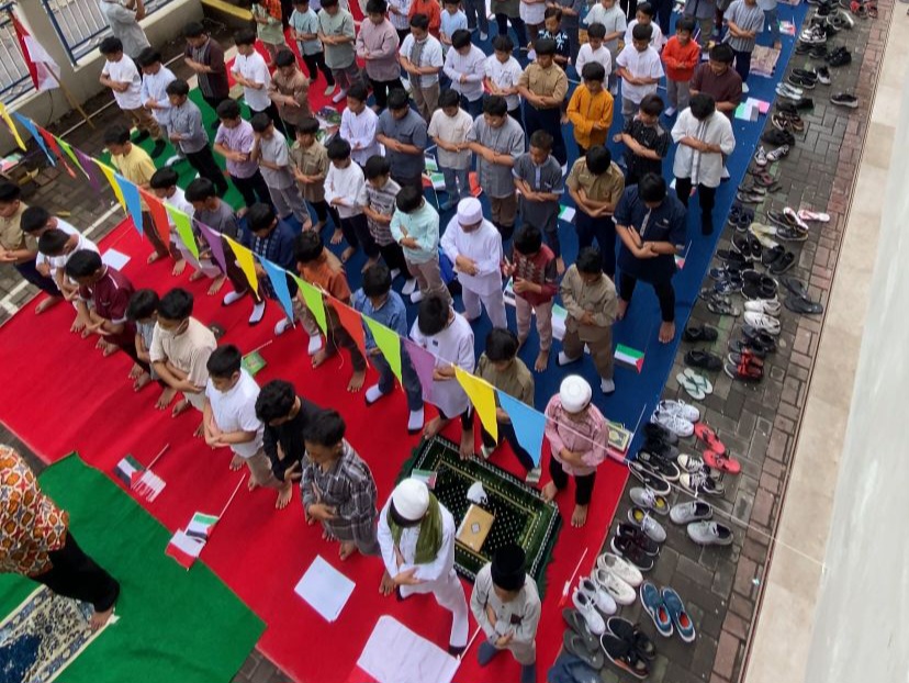 KOMPAK: Para pelajar dan tenaga pendidik SD Mutual 2 Kota Magelang menggelar salat gaib dan penggalangan dana bagi rakyat Palestina, Jumat (17/11). (Naila Nihayah/Radar Jogja)