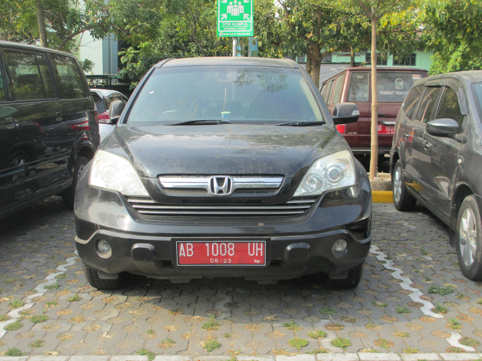 TERBUKA: Salah satu mobil yang akan dilelang Pemkot Jogja. (Ridha Hasan untuk Radar Jogja)