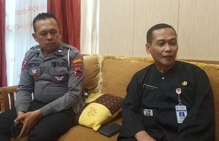 BERI PENJELASAN: Kepala UPPD Samsat Kabupaten Purworejo Mochammad Sri Hartono (kanan) ditemani Baur STNK Satlantas Polres Purworejo Aiptu Setyadi Laksono.Jihan aron vahera/radar jogja