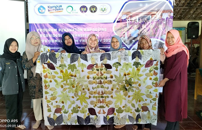 KREATIF: Warga Kalurahan Grogol, Kapanewon Paliyan menunjukkan salah satu produk UMKM unggulan berupa ecoprint.Dokumentasi Kalurahan Grogol