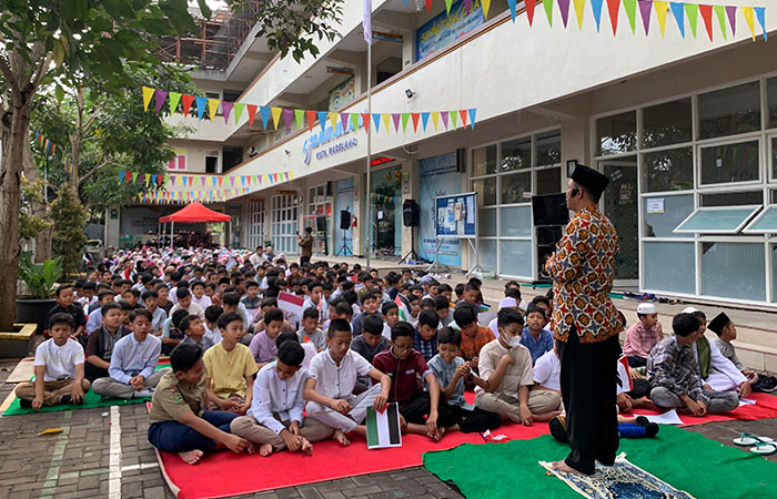 KOMPAK: Para pelajar dan tenaga pendidik SD Mutual 2 Kota Magelang menggelar salat gaib dan penggalangan dana bagi rakyat Palestina, Jumat (17/11).Naila Nihayah/Radar Jogja
