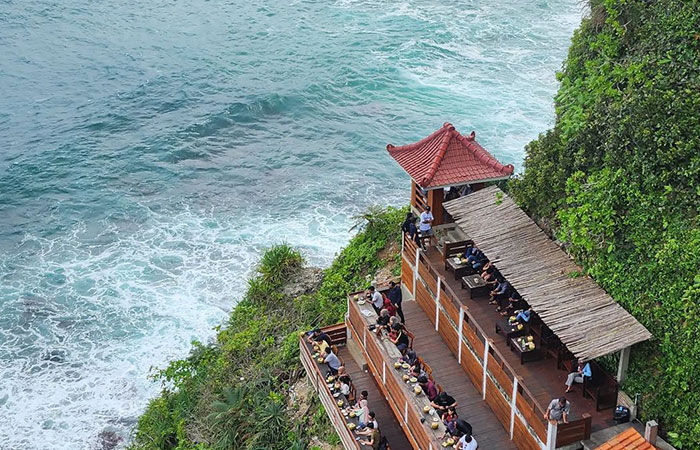 HAMPARAN LAUT: Pemandangan yang tersaji saat pengunjung mendatangi Puncak Segoro di Gunungkidul. Berada di atas tebing, pengunjung bisa langsung menyaksikan laut lepas.DOKUMENTASI PUNCAK SEGORO