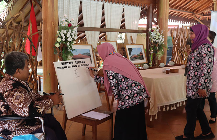 Sejumlah perwakilan OPD terkait melakukan penandatanganan komitmen bersama pokja pemenuhan alat bantu difabel di Kabupaten Purworejo, Kamis (16/11).ISTIMEWA