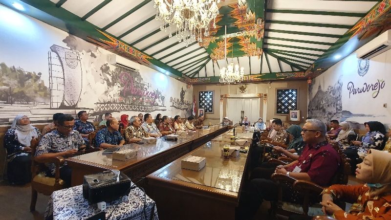 SEMANGAT: Pemkab Purworejo saat menerima tim verifikasi lapangan evaluasi pengarusutamaan gender 2023 dari Kementerian Pemberdayaan Perempuan Dan Perlindungan Anak Selasa (14/11). (Istimewa)
