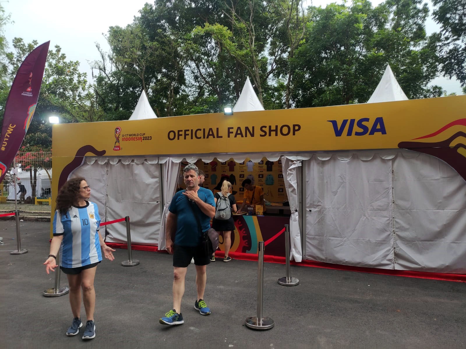 Fans Argentina memburu merchandise. (Foto: media PSSI)