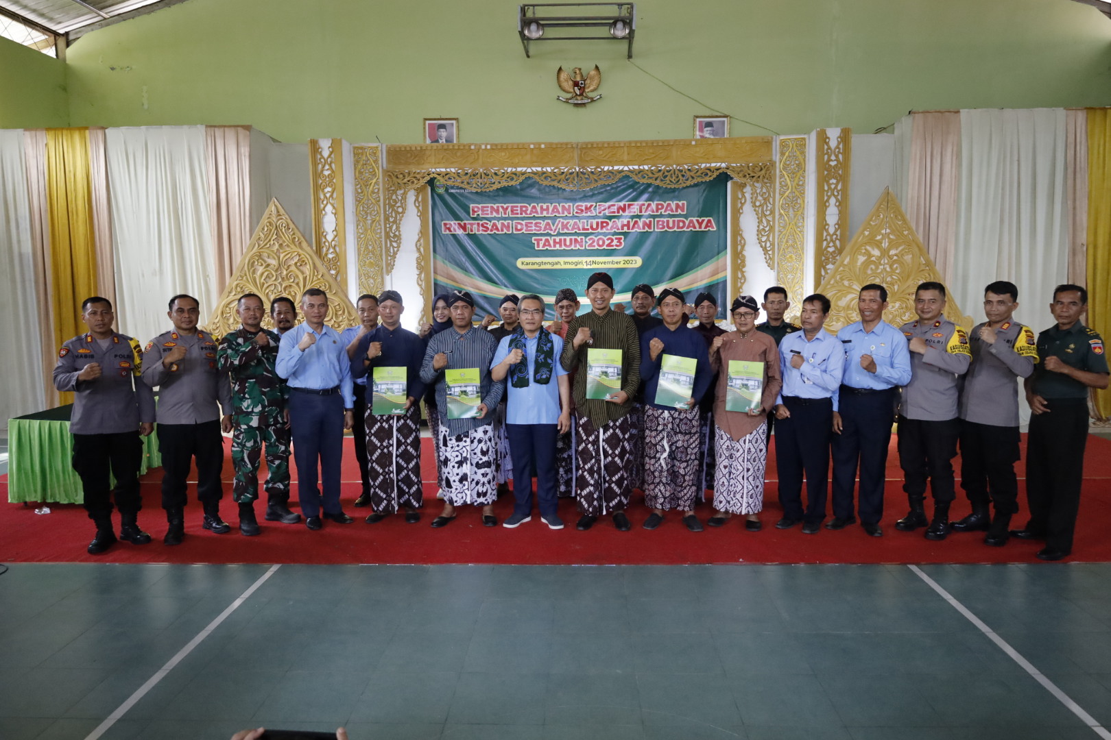 Bupati Bantul Abdul Halim Muslih saat menyerahkan lima SK Penetapan Kalurahan Rintisan Budaya