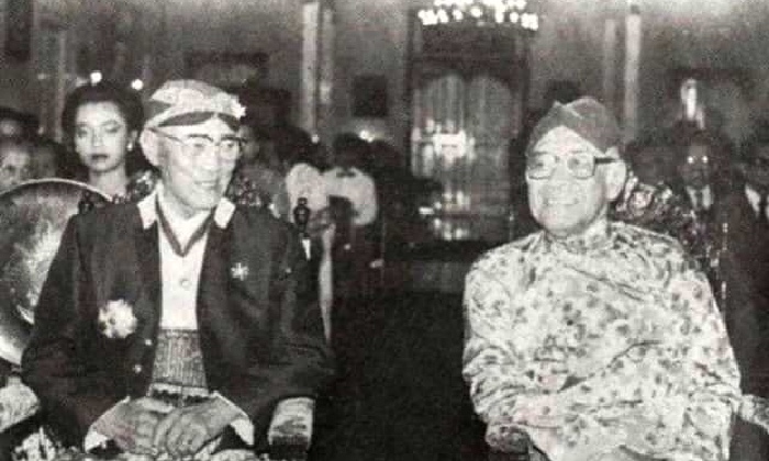BEDA GAGRAK: Sultan HB IX (kanan) memakai busana adat tradisional Ngayogyakarta. Di sebelahnya Adipati Paku Alam VIII menggunakan pakaian gaya Surakarta. Keduanya merupakan dwitunggal DIJ.