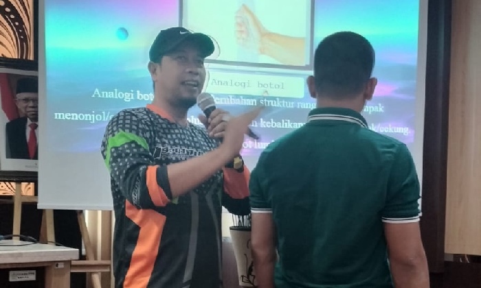 PASCACEDERA: Ragil Atmaja (kiri) memberikan contoh di depan peserta pelatihan yang diikuti pelatih cabang olahraga dan guru olahraga SD serta SMP se-Kota Jogja.