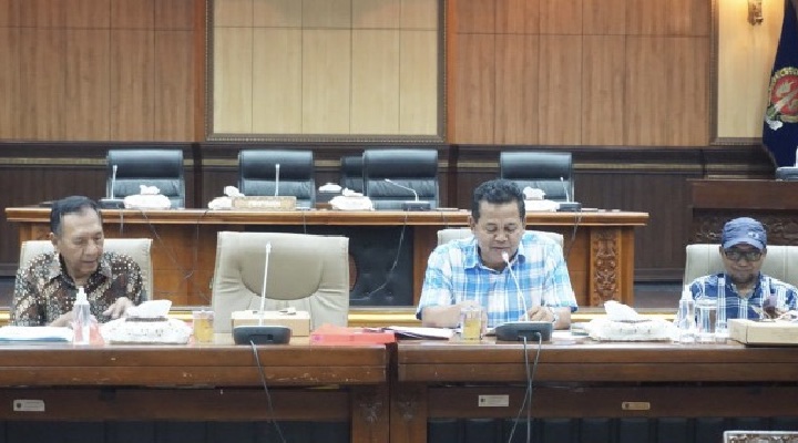 KOMPAK: Ketua Pansus Raperda Hari Jadi DIJ Muhammad Yazid ( tengah) memimpin jalannya rapat kerja didampingi anggota pansus Bambang Setyo Martono (kiri) dan Boedi Dewantoro.