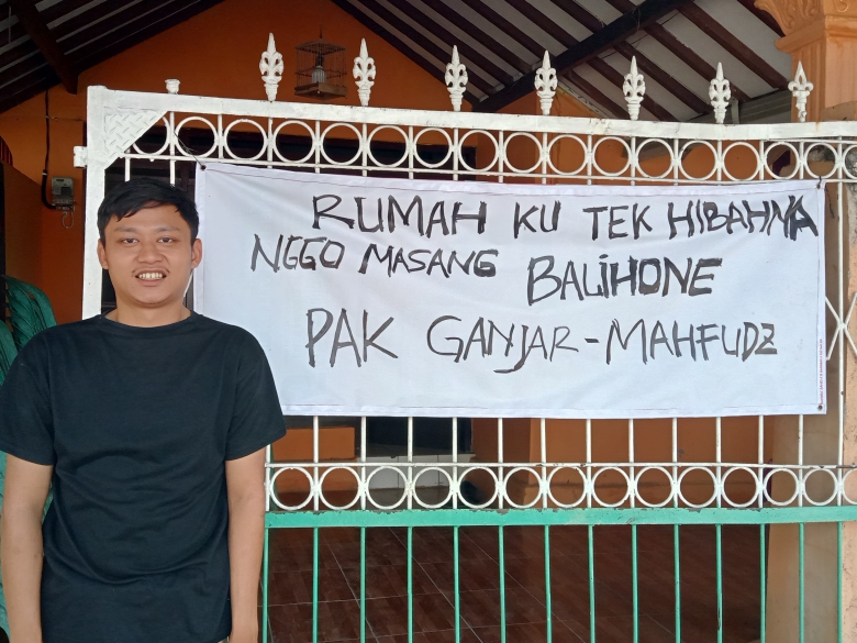 PRIHATIN: Warga Kebumen Faturohman Wahid di depan rumahnya. (M. Hafied/Radar Kebumen)