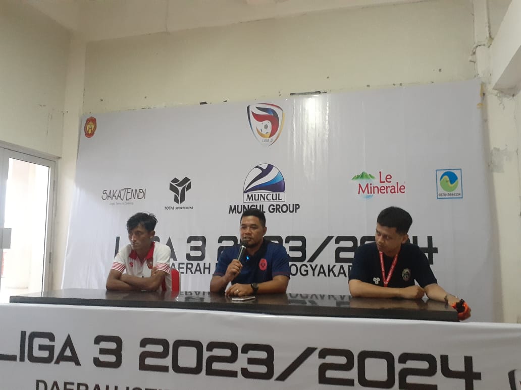 OKE: Pelatih kepala Persiba Bantul Endro Bawono dan Bek sayap Persiba Bantul Zamzam Zaimu seusai pertandingan melawan Duta Pro Bina Taruna di Stadion Sultan Agung Bantul. (RIZKY WAHYU/RADAR JOGJA)