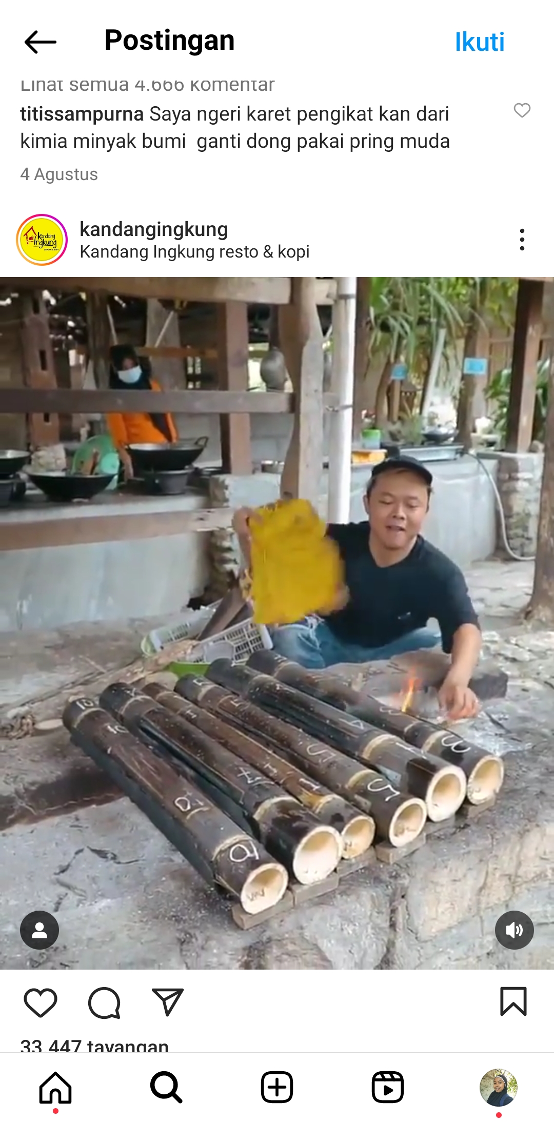 Selebgram kuliner sedang mempraktikan cara memasak Garang Asem yang dibakar di dalam bambu dengan kayu bakar. (Tangkapan layar Instagram/@kandangingkung)