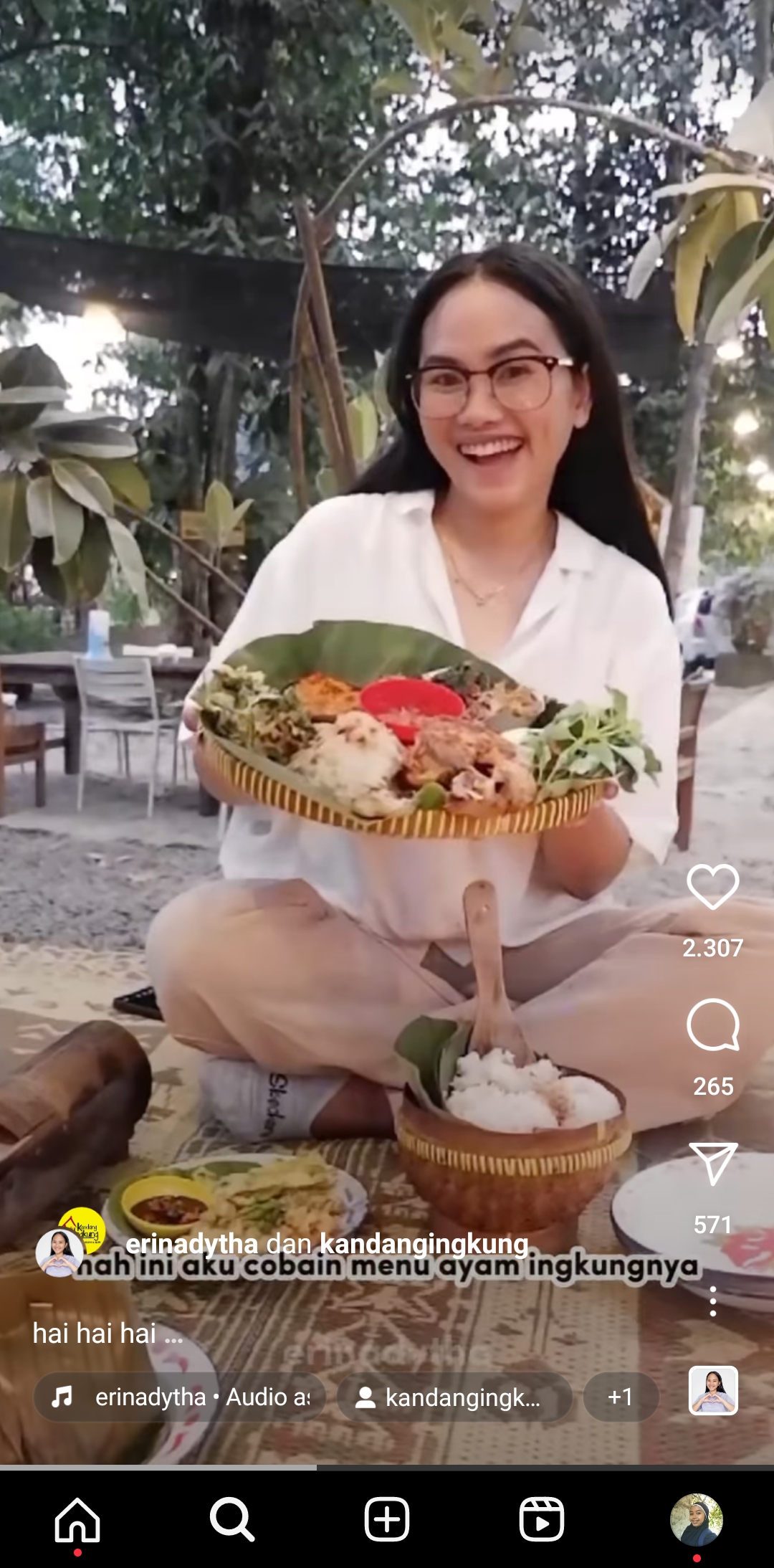 Seorang pengunjung menunjukan menu jngkung komplit yang dipesannya. (Instagram/@kandangingkung)