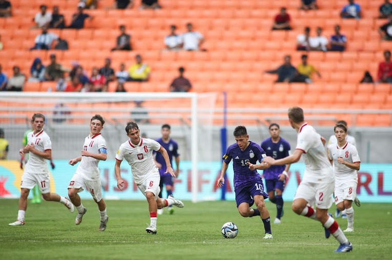 Laga seru antara Polandia U17 vs Argentina U17. ((Foto: Dok. LOC WCU17/BRY)