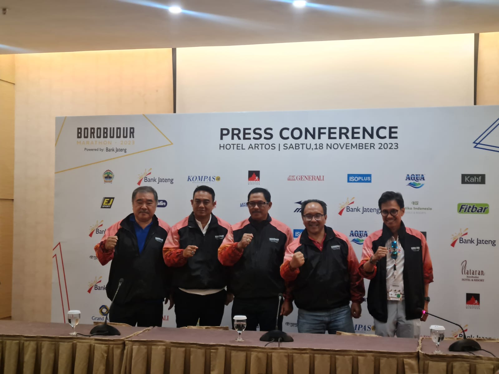 JUMPA PERS: Pj Gubernur Jawa Tengah (tengah) bersama panitia, ketua Yayasan Borobudur Marathon 2023, Plt Direktur Utama Bank Jateng, dan Sekjen PB PASI saat menggelar konferensi pers Sabtu (18/11)
