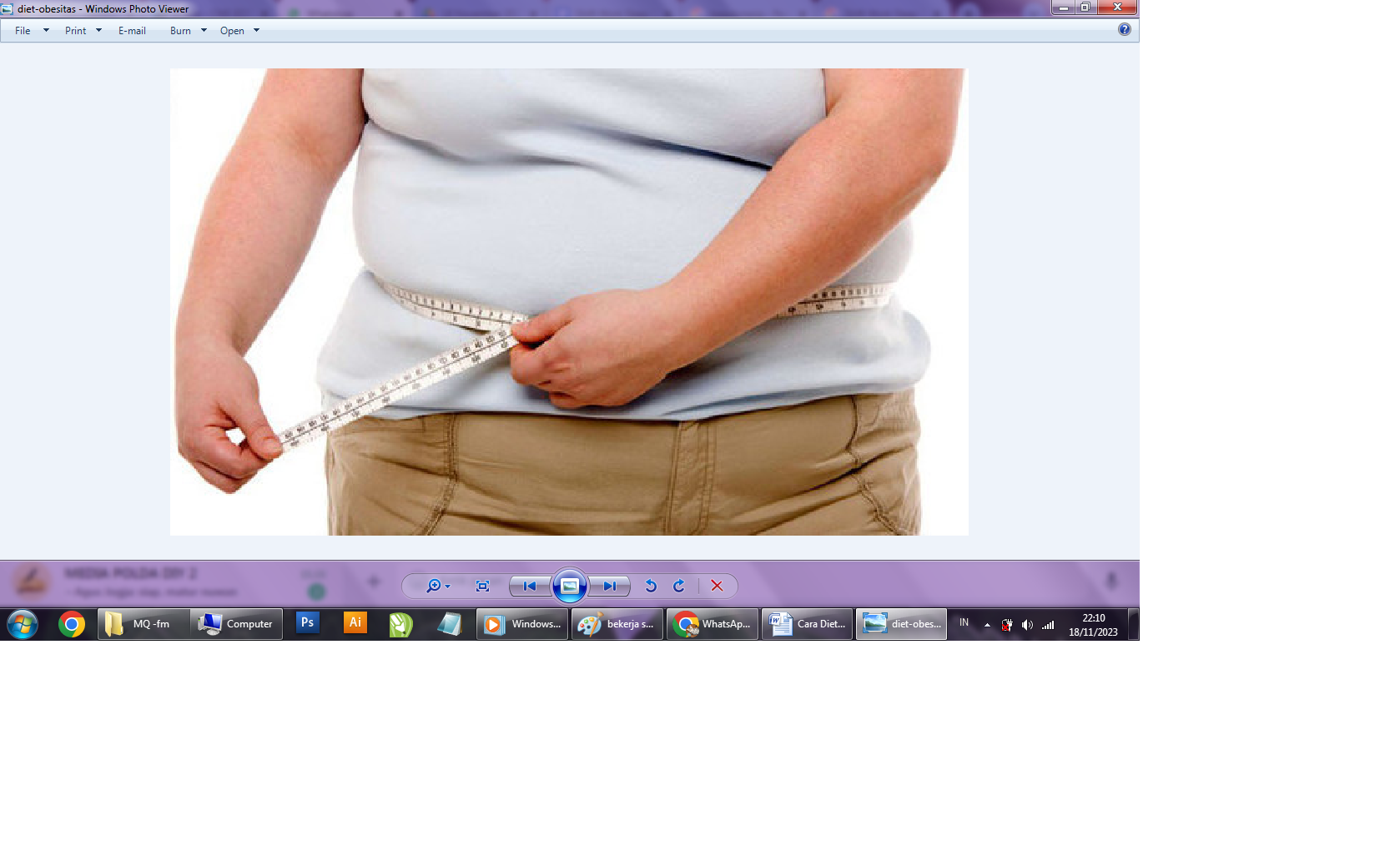 Ilustrasi seseorang mengukur lebar badan untuk diet. (Website/Pro Sehat)