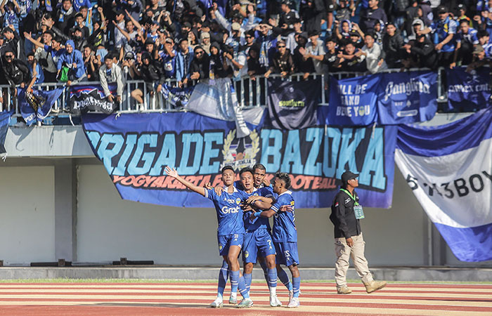 MOMENTUM KEBANGKITAN: Para pemain PSIM Jogja merayakan gol yang dicetak oleh pemain muda Krisna Sulistia Budianto ke gawang Perserang Serang dalam pertandingan di Stadion Mandala Krida, (19/11).