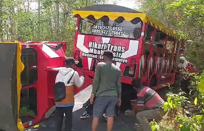 TAK KUAT NANJAK: Kondisi gerbong kereta kelinci yang terguling setelah tidak kuat menanjak di Jalan Sumberwatu, Bokoharjo, Prambanan, Sleman, Minggu (19/11).POLRESTA SLEMAN