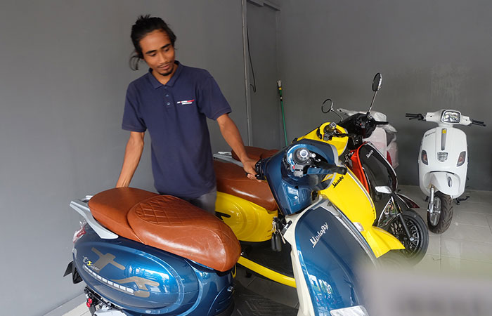SYARAT LEBIH MUDAH: Penjualan motor listrik di sebuah dealer di Jogjakarta.Fahmi Fahriza/Radar Jogja