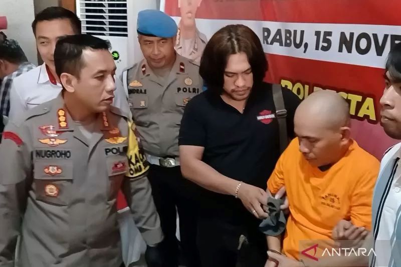 Kapolresta Barelang Kombes Pol. Nugroho Tri Nuryanto dalam rilis tersangka pembunuhan mantan direktur RSUD Padang Sidempuan di Kota Batam, Kepulauan Riau, Rabu (15/11/2023). (ANTARA/Yude)