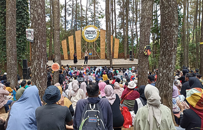 ANTUSIAS: Masyarakat saat menonton pagelaran Dongeng Jogja 2023 di Hutan Pinus Mangunan Minggu (19/11). Kegiatan ini diinisiasi oleh Rumah Dongeng Mentari.Gregorius Bramantyo/Radar Jogja&nbsp;