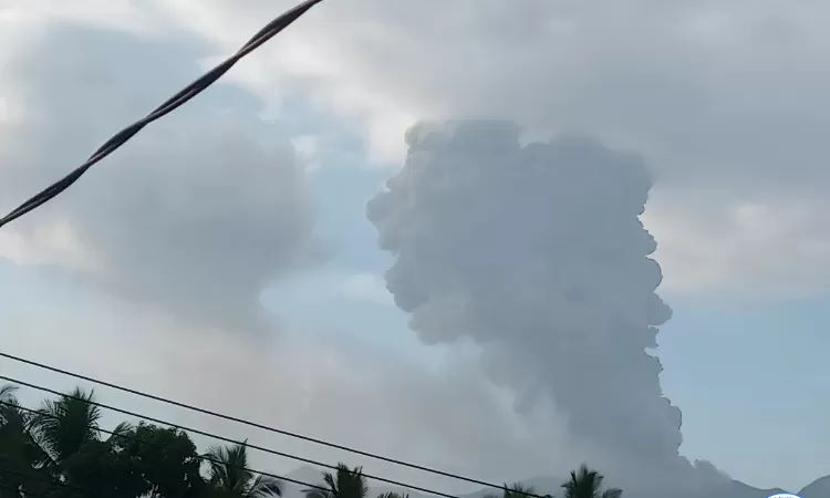 Tangkapan layar CCTV yang menunjukkan erupsi material baru setinggi lebih kurang 1.000 meter yang keluar dari kawah Gunung Dukono di Pulau Halmahera, Maluku Utara./(ANTARA/PVMBG)