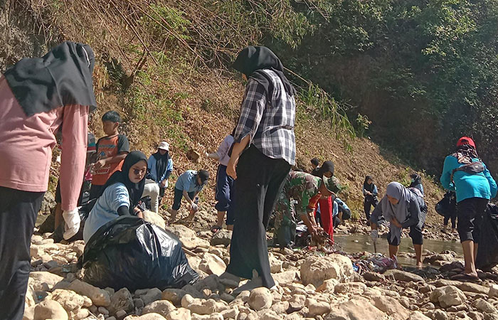 BIAR AMAN - Antisipasi banjir musim penghujan, warga Padukuhan Kamal, Kalurahan Wunung, Kapanewon Wonosari gotong royong membersihkan muara sungai wilayah mereka Sabtu (17/11).GUNAWAN/RADAR JOGJA