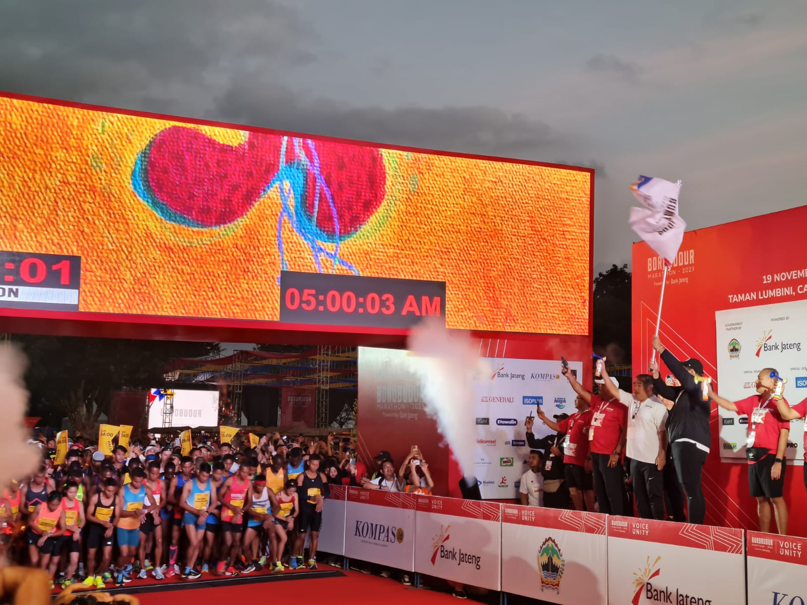 BERSEMANGAT: Para peserta Borobudur Marathon 2023 kategori marathon atau 42K siap menaklukkan rute yang disiapkan, Minggu pagi (19/11).