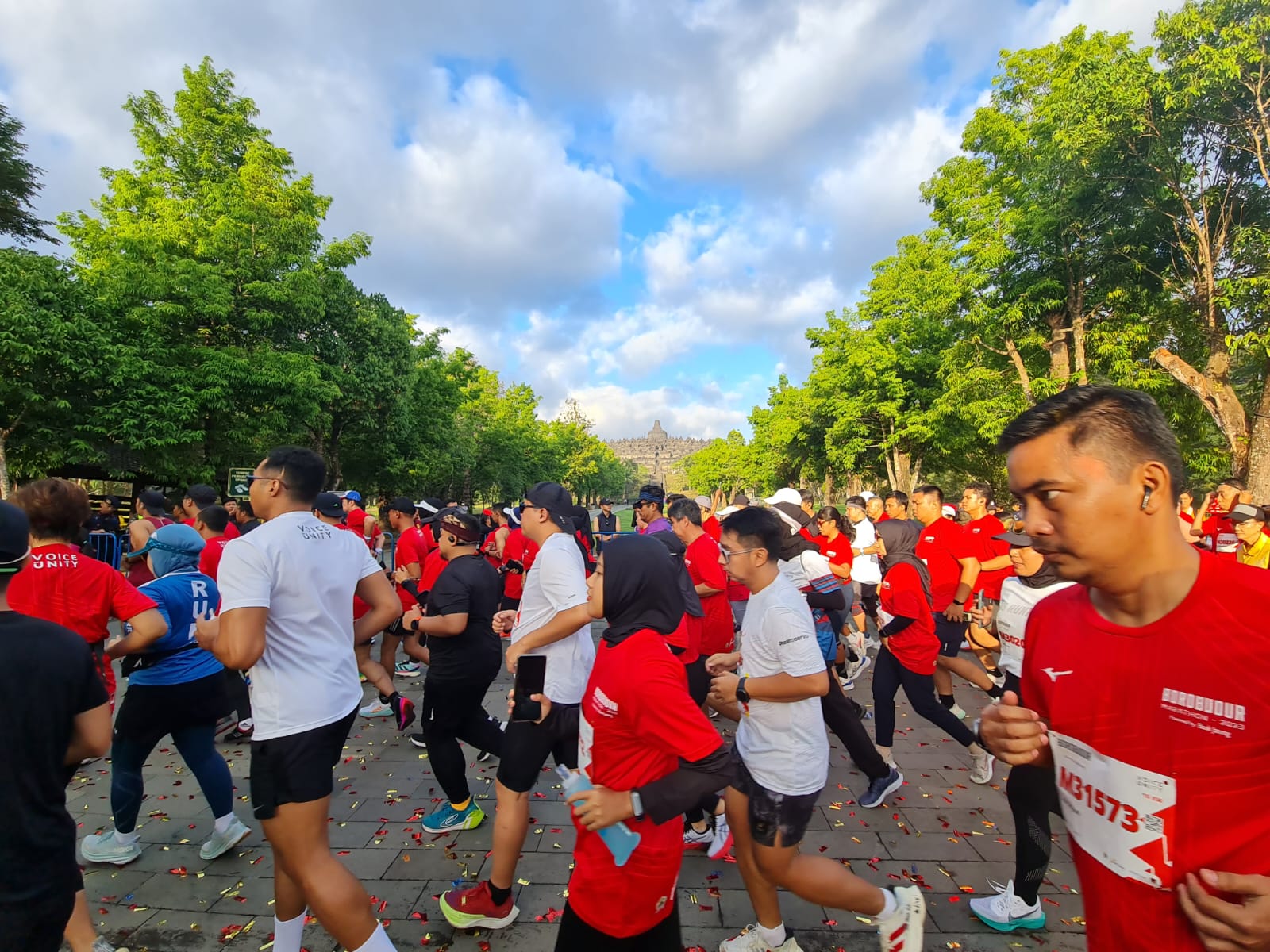 Para pelari berlari melintasi Candi Borobudur dalam Borobudur Marathon 2023 Minggu (19/11).