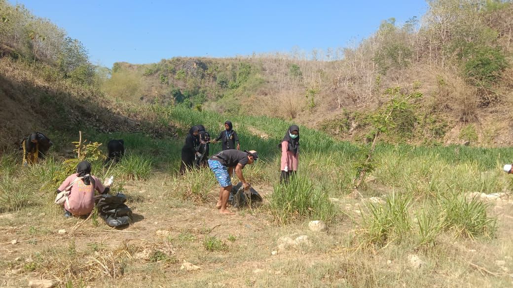 BIAR AMAN: Antisipasi banjir musim penghujan, warga Padukuhan Kamal, Kalurahan Wunung, Kapanewon Wonosari, gotong royong membersihkan muara sungai Sabtu (17/11). (GUNAWAN/Radar Jogja)