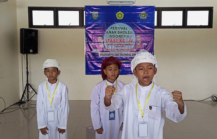 EKSPRESI : Anak TPQ unjuk kebolehan dalam ajang Festival Anak Soleh yang digelar Badan Koorinasi Lembaga Pendidikan Quran Kebumen.M HAFIED/RADAR KEBUMEN