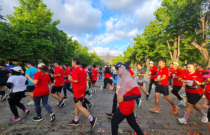 BERSEMANGAT: Para peserta Borobudur Marathon kategori 10K siap menaklukkan rute yang disiapkan, Minggu (19/11).Naila Nihayah/Radar Jogja