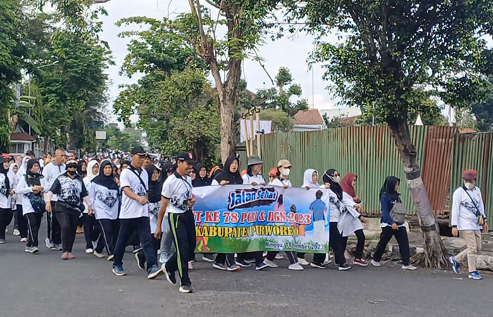 Ribuan peserta baik guru ataupun masyarakat di Kabupaten Purworejo keliling kota Purworejo, jalan sehat peringati Hari Guru Nasional 2023 pada Minggu (19/11).&nbsp;ISTIMEWA