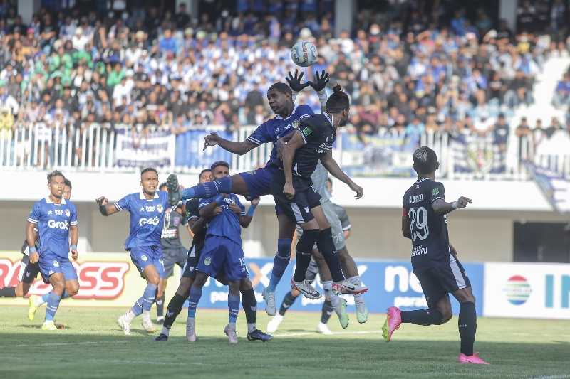 DUEL UDARA: Pemain PSIM Jogja dan Perserang Serang berebut bola dalam laga di Stadion Mandala Krida Jogja Minggu (19/11). (Elang Kharisma Dewangga/Radar Jogja)