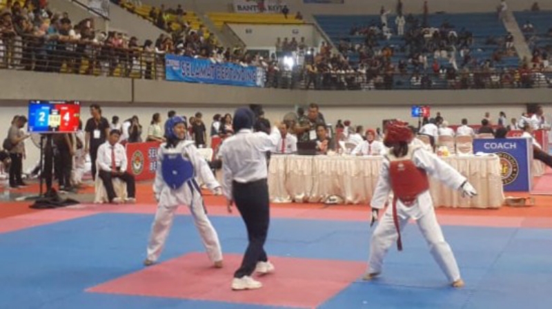 PRESTASI: Salah satu pertandingan dalam Kejuaraan Taekwondo Wali Kota Jogja Cup X 2023, di GOR Among Raga, Sabtu (18/11). (RIZKY WAHYU/RADAR JOGJA)