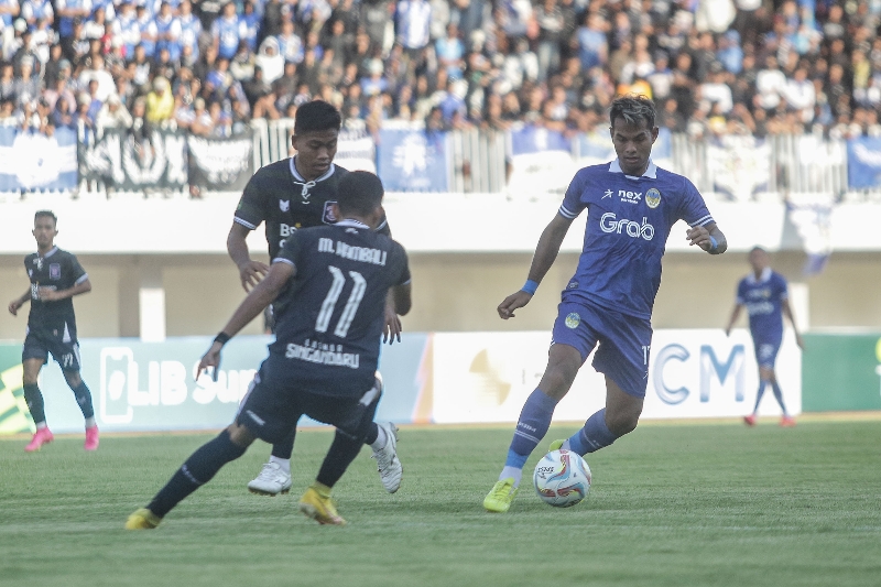 AYDK: Pemain PSIM Jogja menguasai bola saat menghadapi Perserang Serang dalam laga di Stadion Mandala Krida Jogja Minggu (19/11). (Elang Kharisma Dewangga/Radar Jogja)