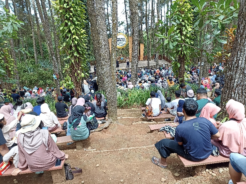 SENTOSA: Pengunjung menyimak Pagelaran Dongeng Jogja 2023 di Hutan Pinus Mangunan, Bantul, Minggu (19/11). (Gregorius Bramantyo/Radar Jogja)