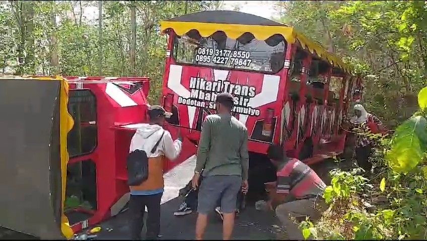 MERAH PUTIH: Kereta kelinci terguling di Jalan Sumberwatu, Padukuhan Gatak, Bokoharjo, Prambanan, Sleman pada Minggu (19/11). (Dok Polresta Sleman)
