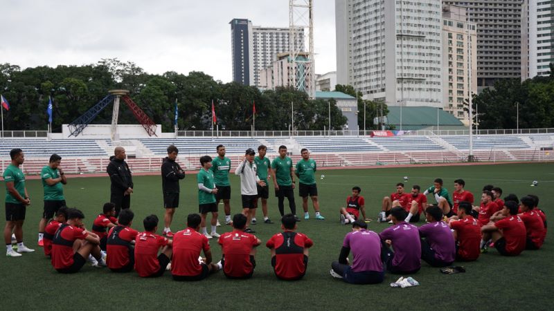 Shin Tae-yong memimpin latihan skuad Garuda di Filipina (Foto: PSSI)
