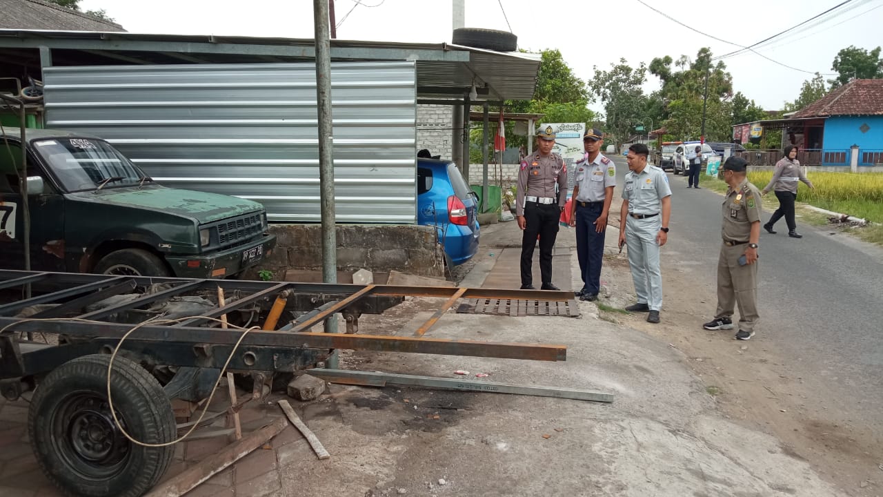 RAWAN: Dishub Bantul, Satlantas Polres Bantul, Jasa Raharja Bantul, dan Satpol PP Bantul sosialisasi ke penyedia jasa pembuatan kereta kelinci di Piyungan, Bantul, Rabu (15/11). (Dok. Dishub Bantul)