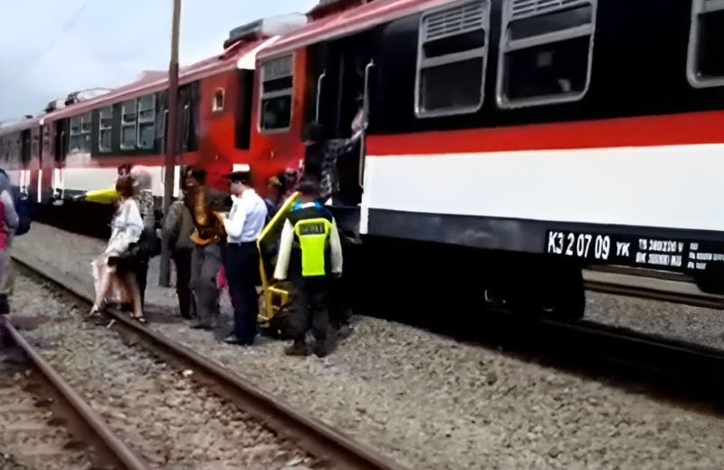 Tangkapan layar video saat penumpang menuruni KA Prameks 661 relasi Jogja-Kutoarjo yang tengah terjadi masalah. (tangkapan layar Instagram/@merapi_uncover)
