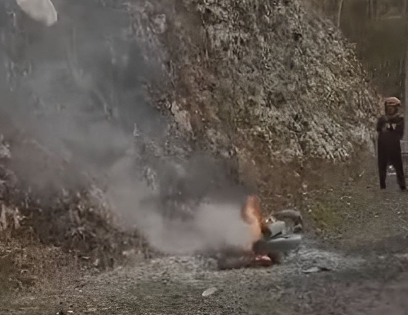 Kendaraan terbakar di wilayah Padukuhan Sawah Kaluruhan Giri, Kapanewon Panggang, Gunungkidul. (Screnshoot postingan Instagram Gunungkidul update)