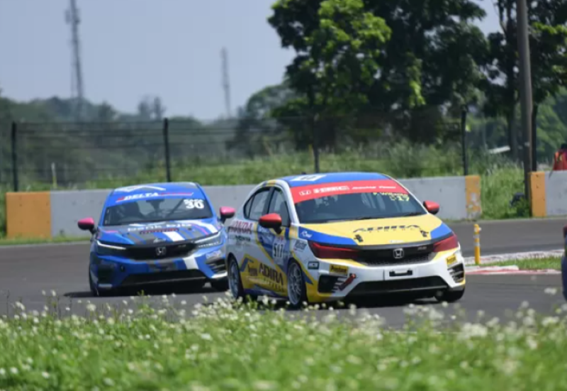 Pertarungan sengit laga Honda Brio One Make Race Musim 2023 di Sirkuit Internasional Sentul, Kabupaten Bogor. (otowheel.id)