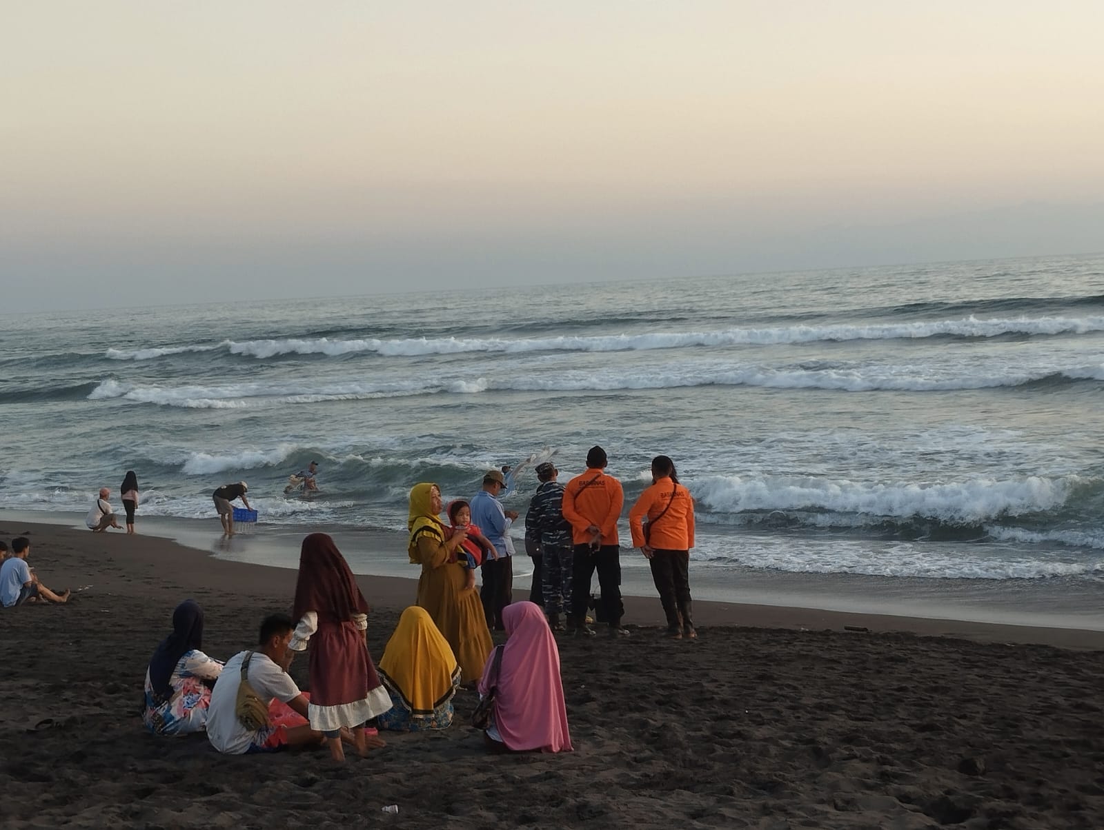 RESCUE: Suasana ombak di Pantai Dewaruci usai peristiwa anak terseret ombak pada Minggu (19/11) sore. (JIHAN ARON VAHERA/RADAR JOGJA)
